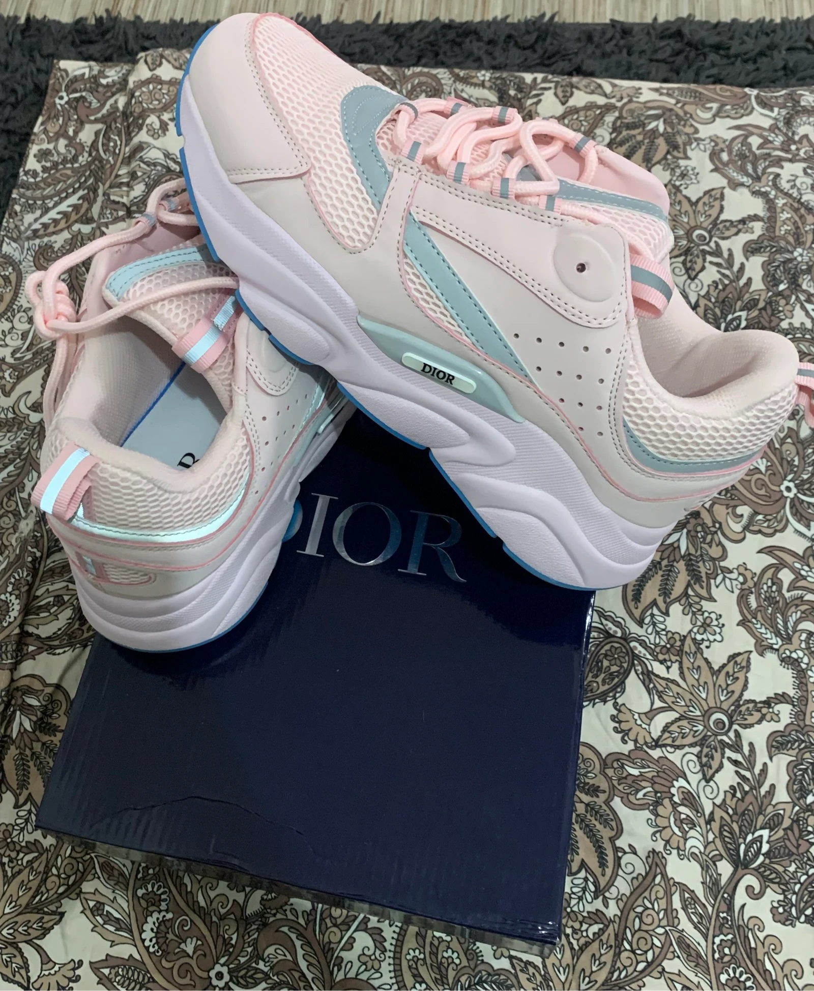 « Baskets roses style luxe – Design inspiré Dior – Femme/Homme »